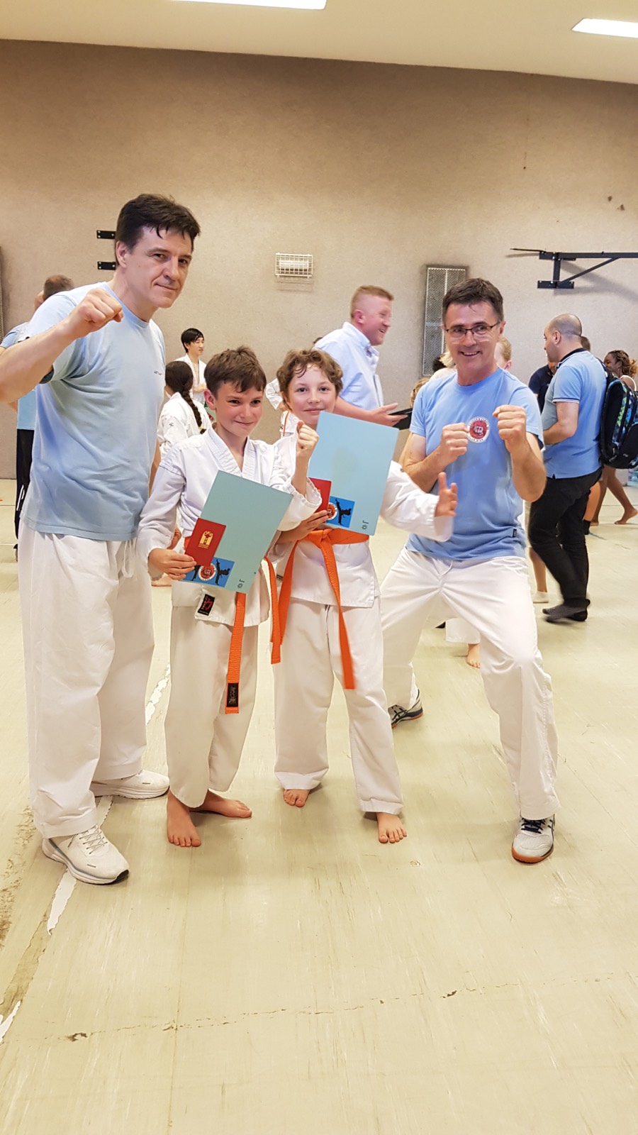 Trainer feiern mit Kindern — Fudoshin Karate-Do Wien